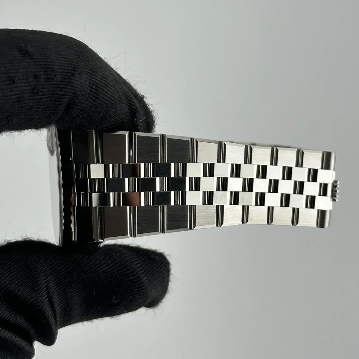 Rolex Land-Dweller White Honeycomb Dial on Flat Jubilee Ref 127234 with New Style Card Green 2025