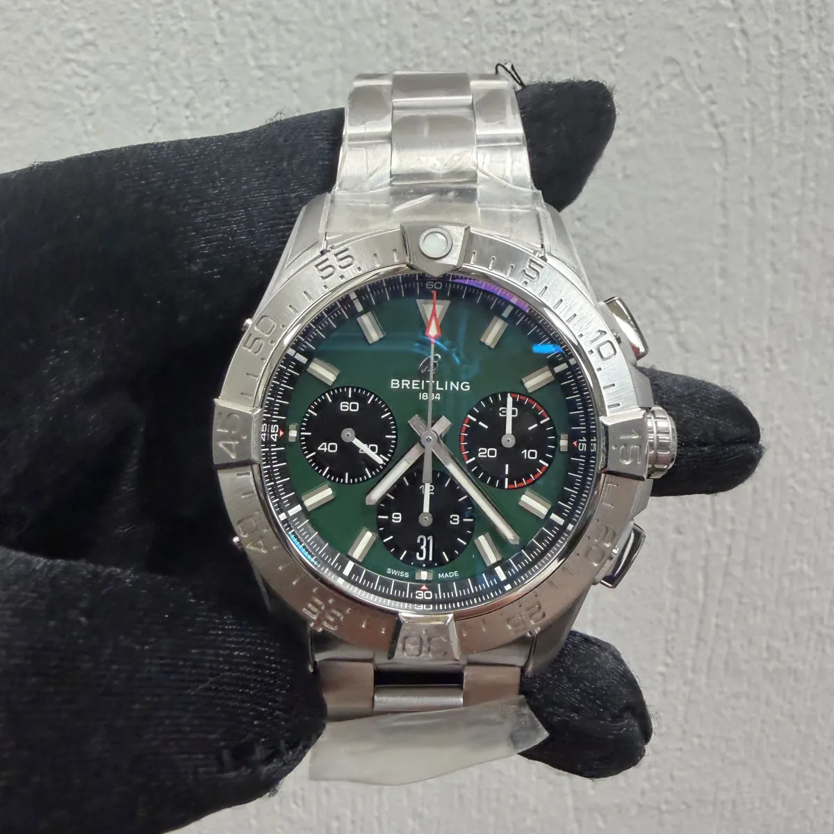 Breitling Avenger B01 Chronograph Green Dial on Steel Ref AB0146101L1A1 with Card 2026