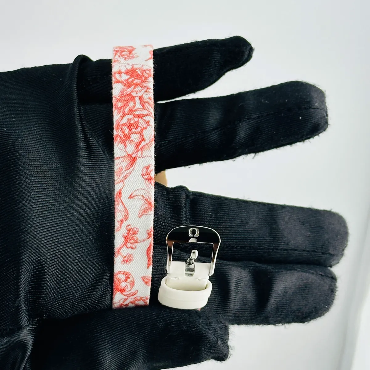 Omega De Ville Mini Tr√©sor Quartz White / Pink Roman Markers Dial on Fabric Strap Ref 428.17.26.60.04.003 with Card