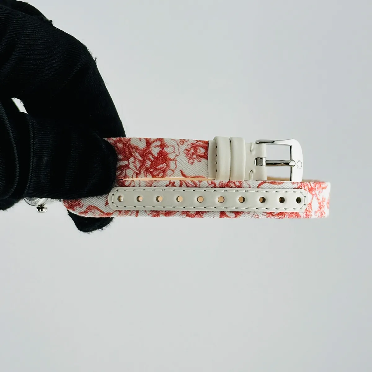 Omega De Ville Mini Tr√©sor Quartz White / Pink Roman Markers Dial on Fabric Strap Ref 428.17.26.60.04.003 with Card