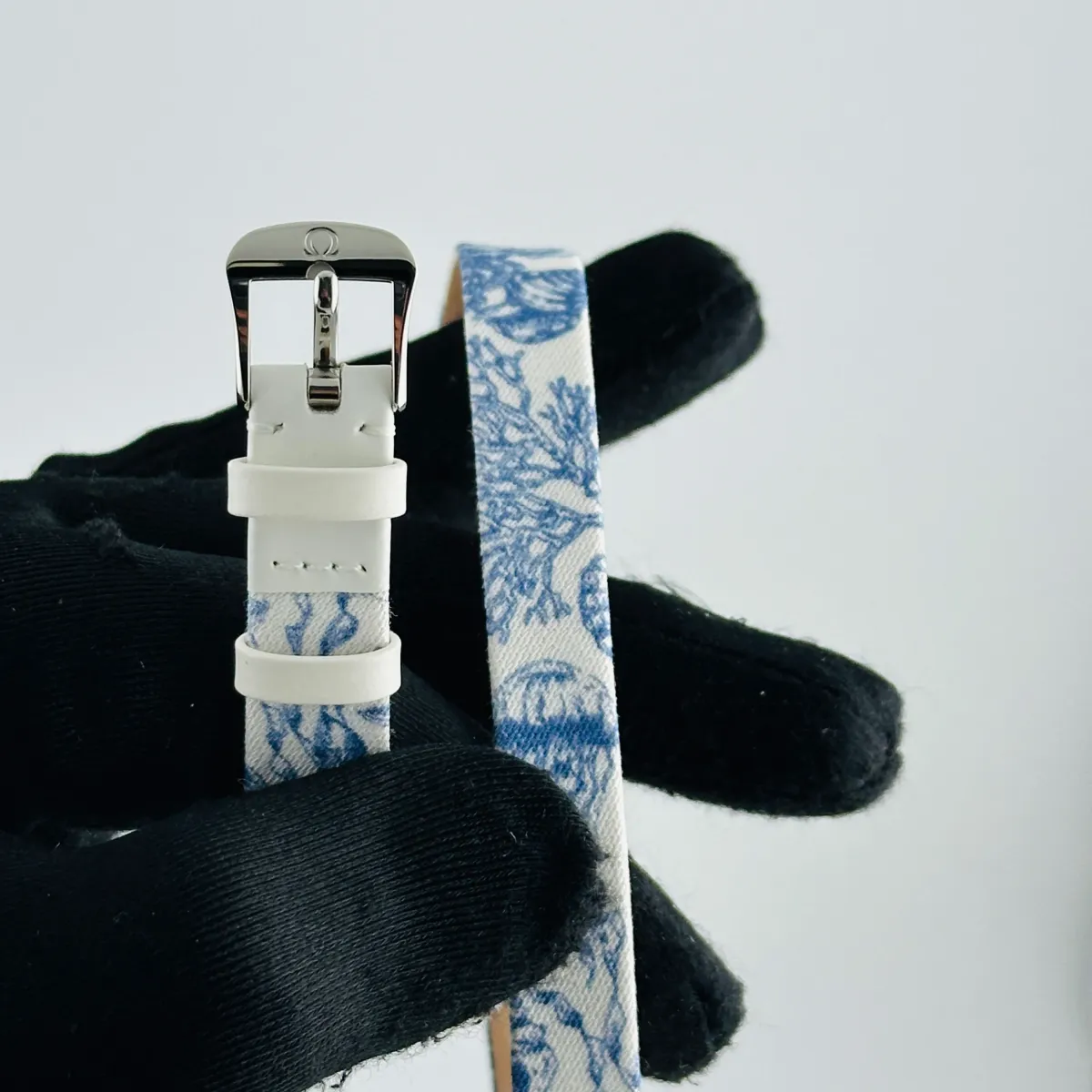 Omega De Ville Mini Tr√©sor Quartz White / Blue Roman Markers Dial on Fabric Strap Ref 428.17.26.60.04.001 with Card