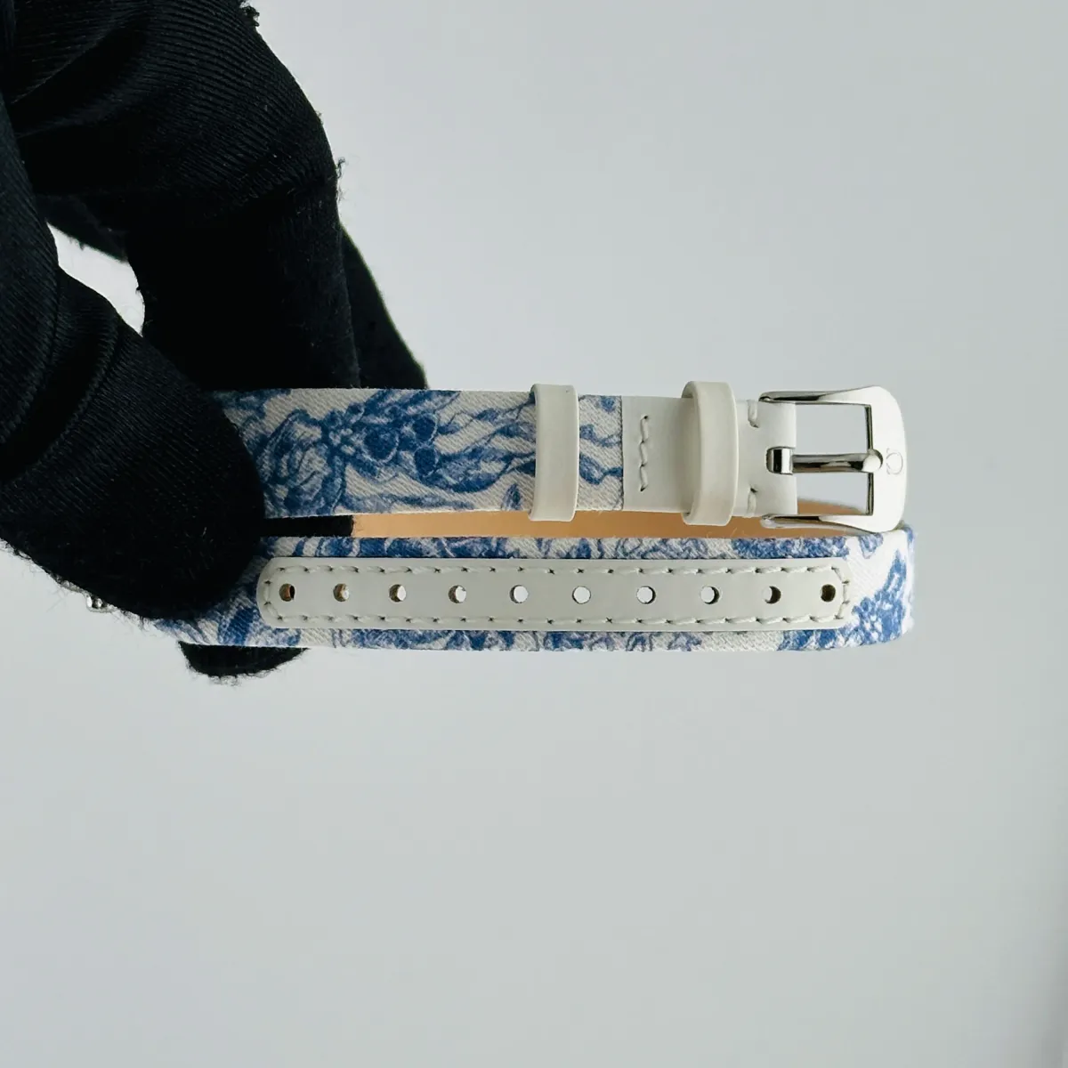Omega De Ville Mini Tr√©sor Quartz White / Blue Roman Markers Dial on Fabric Strap Ref 428.17.26.60.04.001 with Card